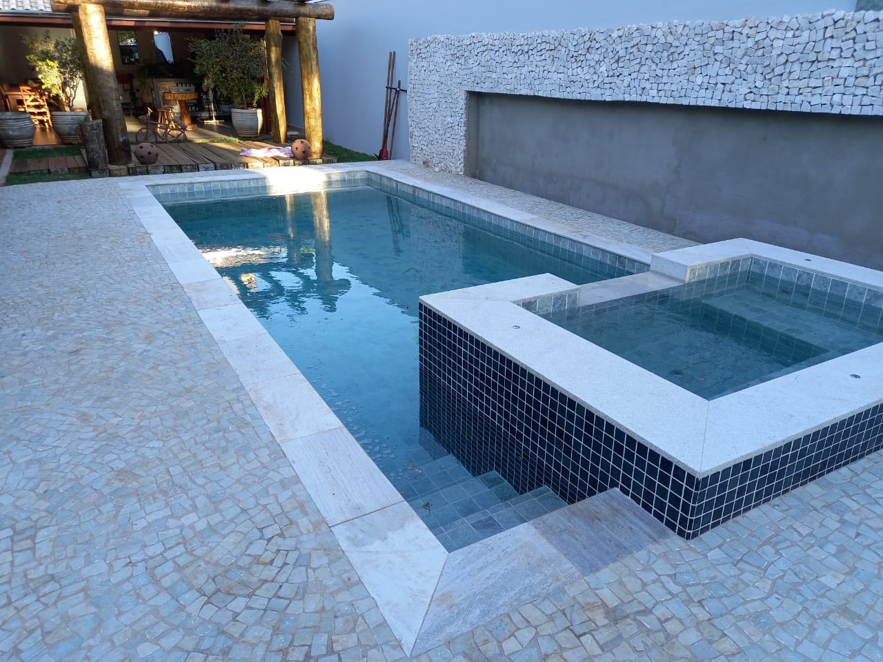Área de lazer com piscina